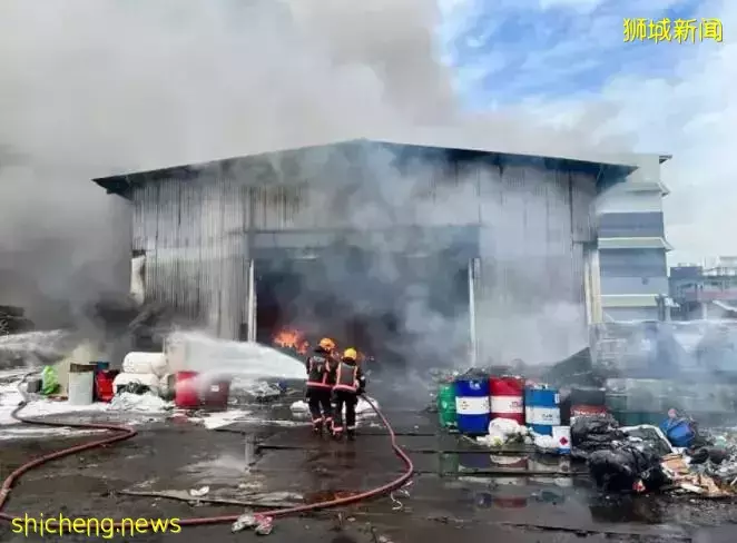 新加坡一处仓库昨早突发大火所幸没有人员受伤