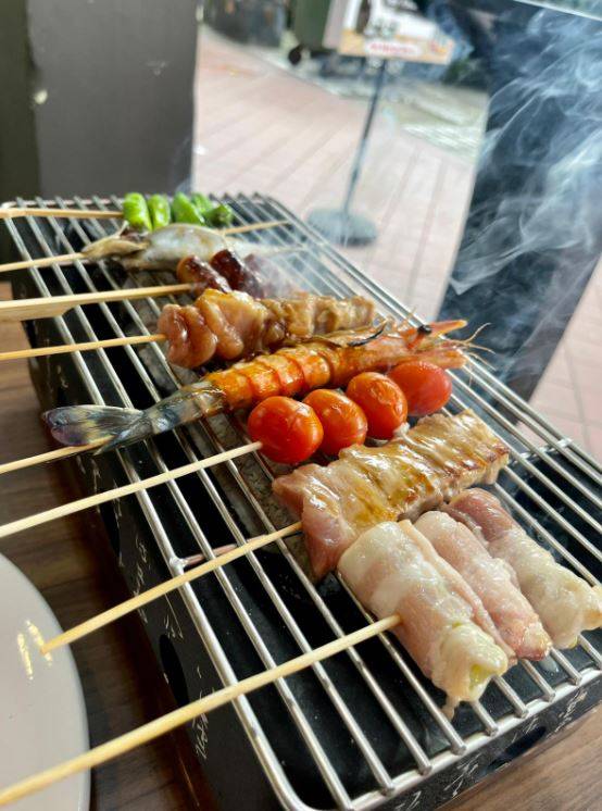 新加坡首家！可以自己動手DIY燒烤的居酒屋 “既新穎又有趣”，日式串燒才從$1起哦