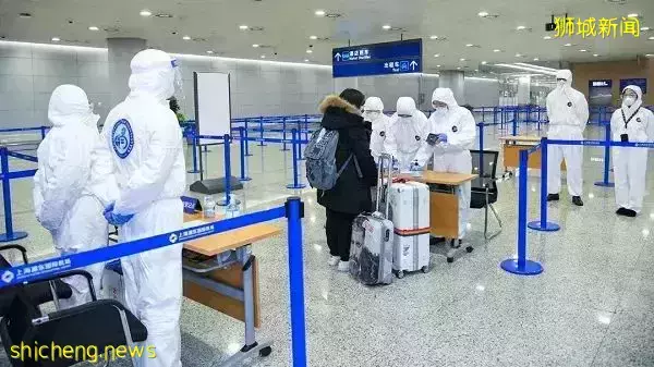 香港突然禁止新航著陸！回國機票破￥60000被搶光！李總理：有可能再收緊措施