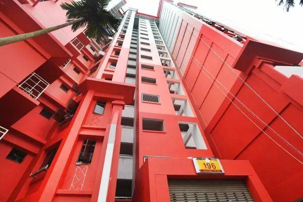 居民控诉：“我家组屋外墙被刷成大红色，看着太烧心了！”