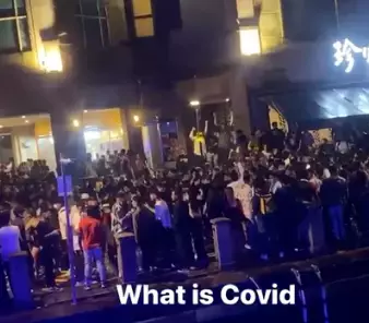 公然違規!新加坡克拉碼頭百人狂歡跨年: 不戴口罩、貼面跳舞!或導致超級傳播