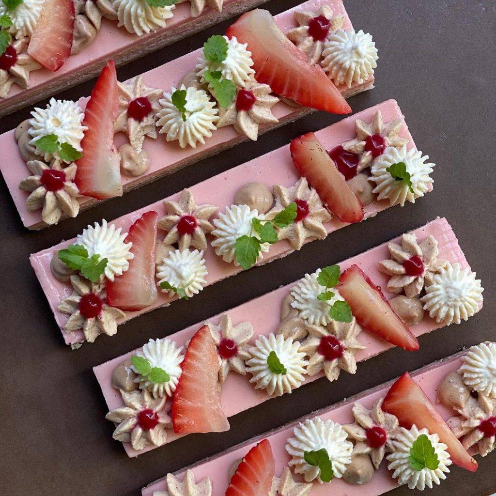 浪漫櫻花季甜點🌸 限量版“草莓櫻花”下午茶，空運花瓣+仿真造型！好看到舍不得吃啦