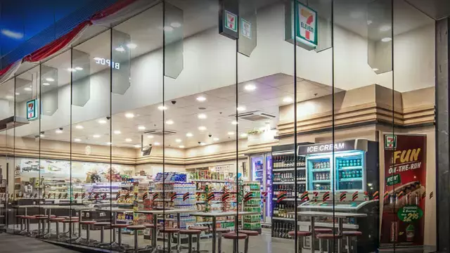 疫情之下,他们在新加坡失去了工作!转身开起了“小卖部”