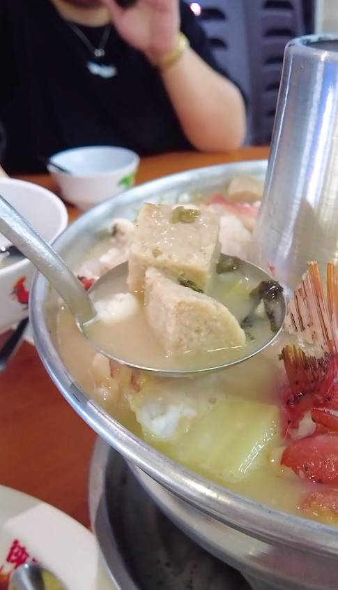 人均$15吃滿滿一桌!組屋樓下魚頭爐,湯底熬制5小時,太鮮了