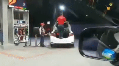 新加坡司机为多加油当众上演“车震”已Hold不住了，现在都用大宝贝