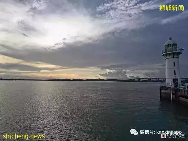 在新加坡看落霞云归，远眺柔佛海峡灯塔复明