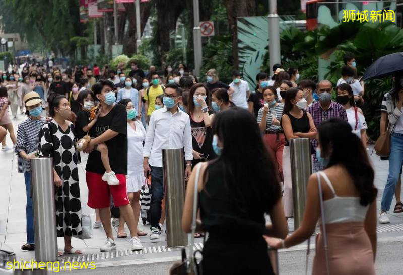 專家警告，若解封後人潮持續，新加坡可能必須重新施加限制!