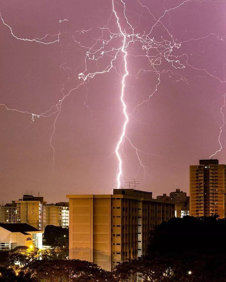 罕见!新加坡再现神奇天象,万道光芒从天空射下,50张美图刷屏