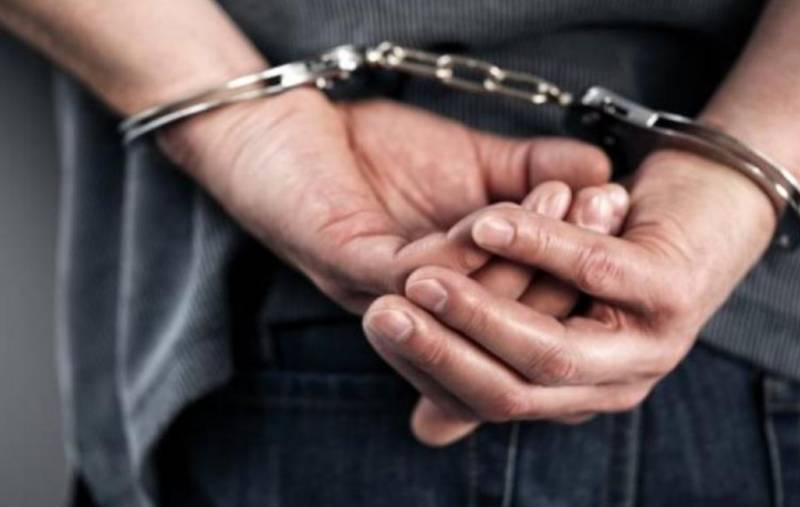 他 ,已婚,新加坡军人,竟埋伏在小学门口干坏事…坐牢7年+鞭刑