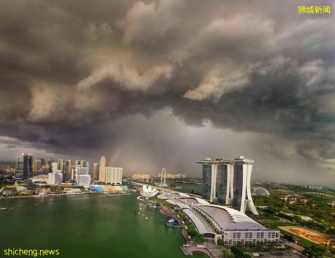 刷屏！黑雲壓城、電閃雷鳴...大雨前的新加坡超有“大片感”