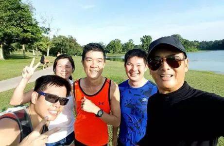 “畢業太早”!新加坡開學第一天,發現同班同學竟是中國男明星