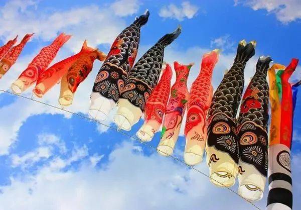 儿童节花样百出!新加坡给大人放假、西班牙糖果游行、巴西要挨针、英国“打”老师