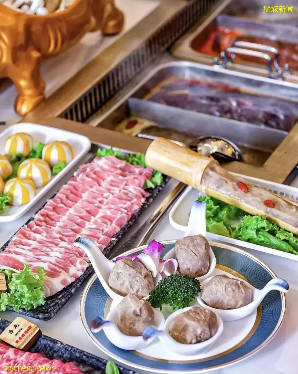 一邊K歌一邊涮火鍋，純正潮汕火鍋來了！5月份到店用餐即可享有：免費湯底+小龍蝦🤩 私人包廂備有K歌設施