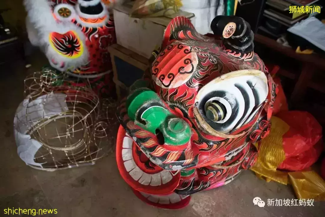 新加坡五顔六色的舞獅　多出自這位全職獅頭紮作師傅之手