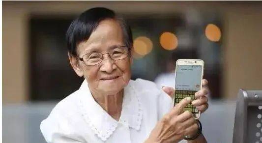 新加坡一老人不会用智能手机,被拒在菜市场外