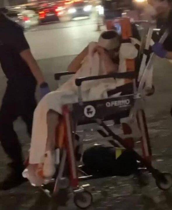 新加坡酒吧门外上演全武行,黑衣妹纸衣服几乎被扯下