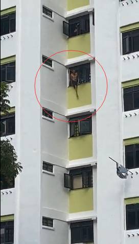 新加坡网友追拍赤身老安哥跳楼全程,“安全气囊”成救命稻草