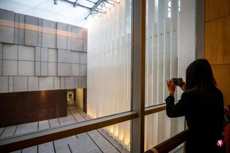 她,套上一身黑从夜店转战这份高贵的职业,如同破茧而出的蝴蝶