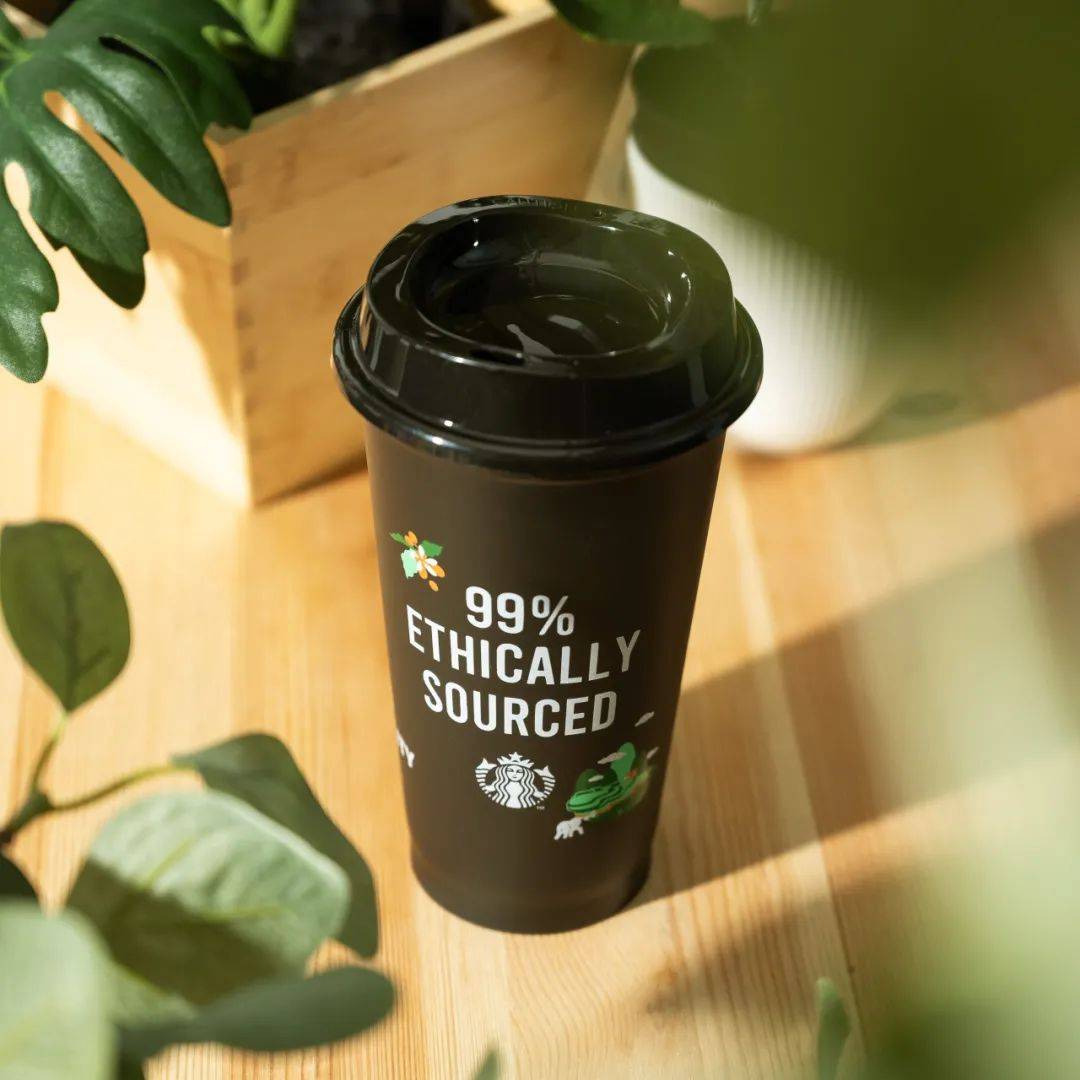 星巴克自帶杯咖啡免費，隊伍排瘋了！新加坡網友：咋不帶痰盂呢