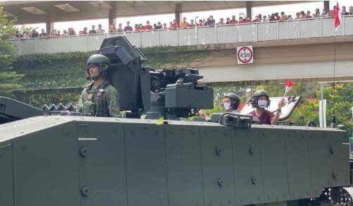 新加坡医护人员乘战车游行，他们担得起这份特殊的礼遇