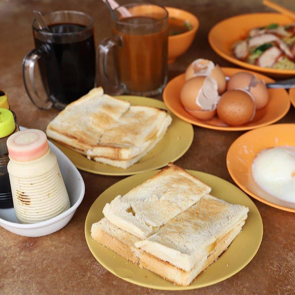 老字號古早味💯 新加坡經典咖啡店盤點！手工沖泡咖啡、炭烤面包飄散濃濃南洋風味😋 樸實版國民早餐