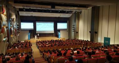 15岁就辍学的少年,竟创办了一家价值约10亿英镑的公司,如今被授予英国终身贵族爵位,光鲜背后,都是无人知晓的努力和坚持