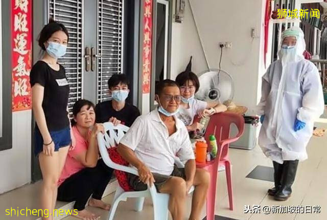 父亲病危,隔离期女儿穿防护衣拍最后全家福