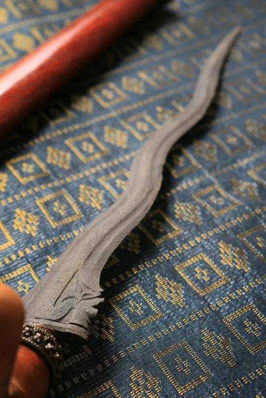 身体是弯曲的“娜迦”蛇神;把是含羞的公主,此物为残酷的雅美