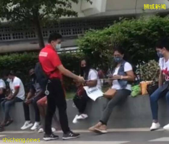 新加坡安全大使拿尺测量安全距离惹争议,网友:拿着鸡毛蹭热度