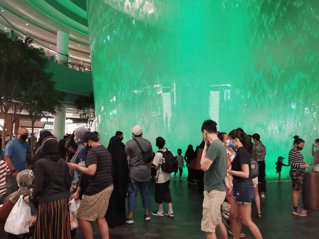 擠！爆！了！2020在家待了一整年，年底了，全新加坡的人都上街排隊