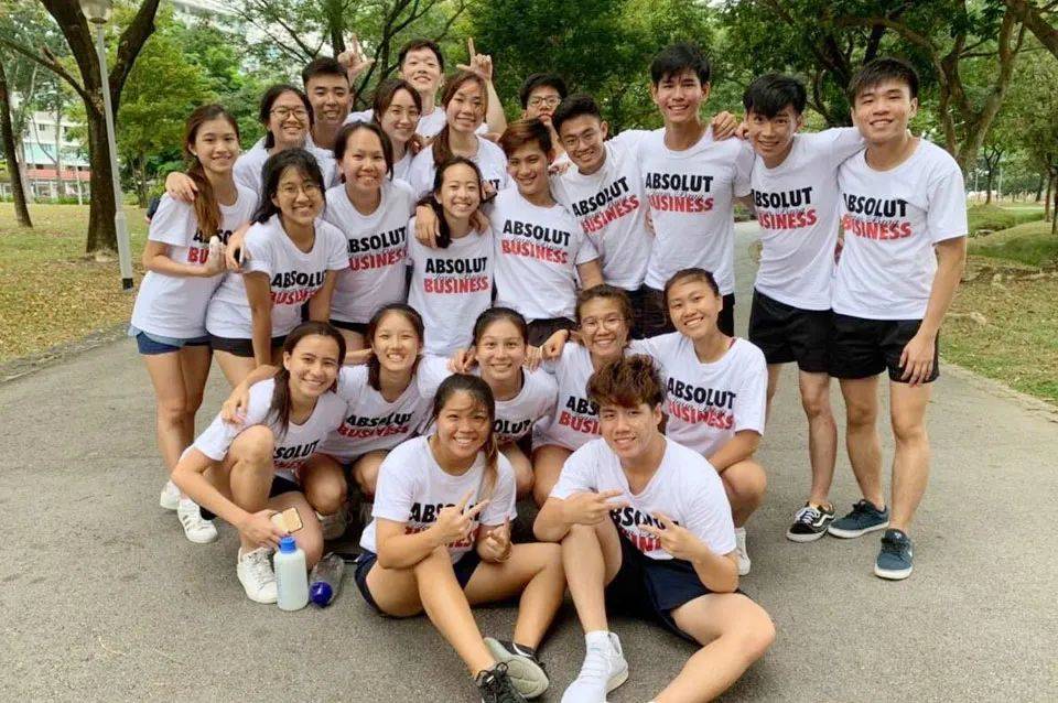 15岁的他,独自踏上了前往新加坡的求学之路