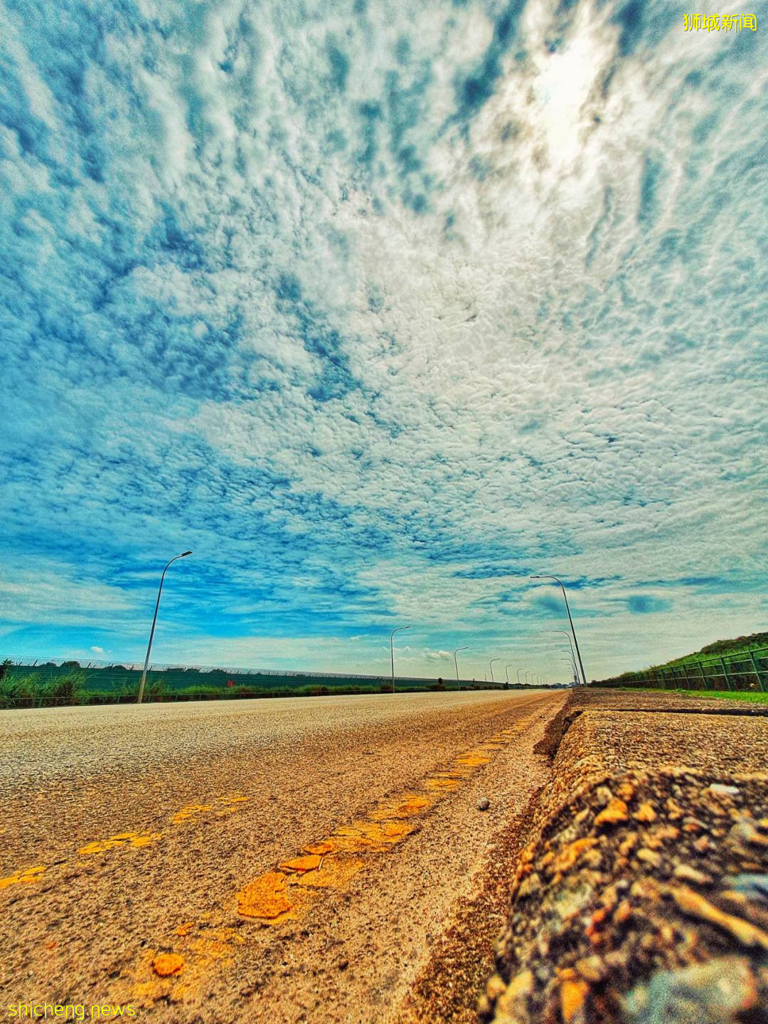 刷屏！黑雲壓城、電閃雷鳴...大雨前的新加坡超有“大片感”
