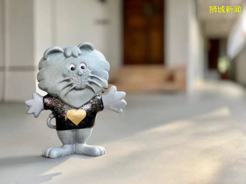 新加坡总统和明星都爱他，超多小朋友求合照、抱抱，是谁