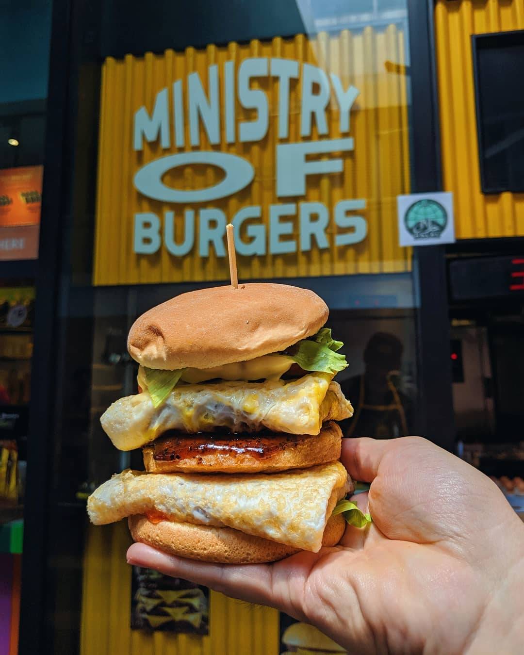 老板玩很大🔥 Ramly Burger塞滿四層肉餅，漢堡比你嘴還大！卡路裏炸彈=秘制醬料+邪惡組合💣