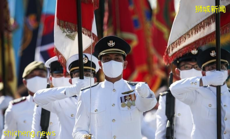 新加坡欢庆56岁生日　百名前线人员受邀出席国庆检阅礼