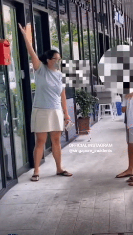 曝光!新加坡这个诊所员工猛踹婴儿车,飞出2米!网友竟力挺