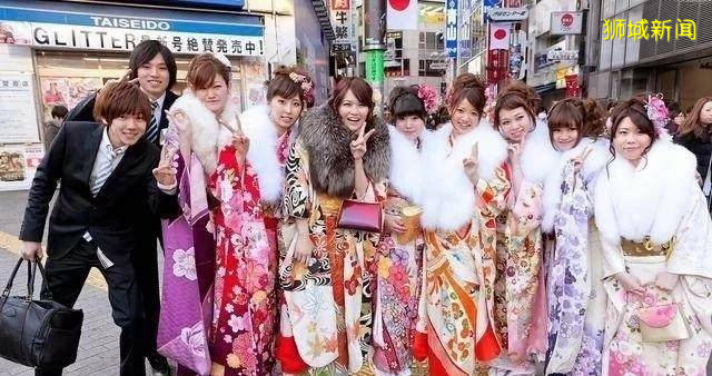 当日本人被西方人误认为是中国人时，为何与新加坡人的反应不同