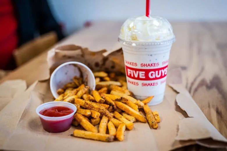 人氣漢堡品牌Five Guys,新加坡第二家分店即將開業啦