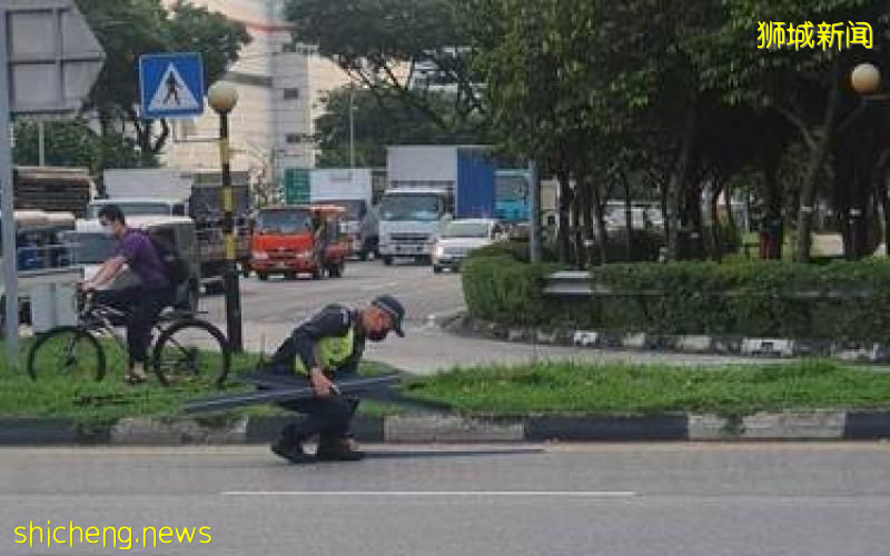 卡车铁条跌落马路 好心辅警助清理
