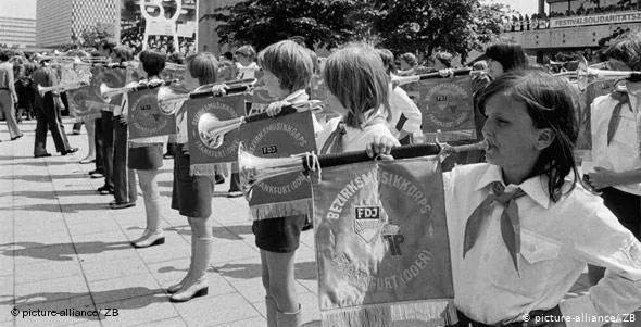 儿童节花样百出!新加坡给大人放假、西班牙糖果游行、巴西要挨针、英国“打”老师