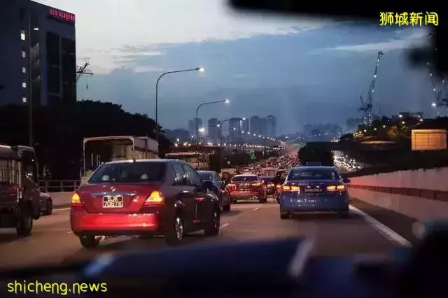 物價飙升!20年第一次,跟兩元店說再見!新加坡買車車牌就要近50萬人民幣