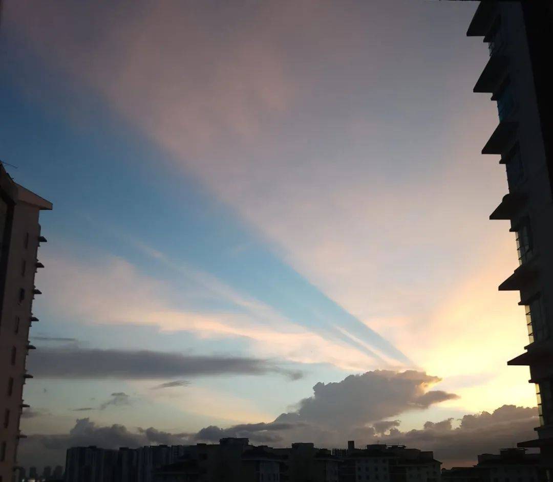 罕见!新加坡再现神奇天象,万道光芒从天空射下,50张美图刷屏