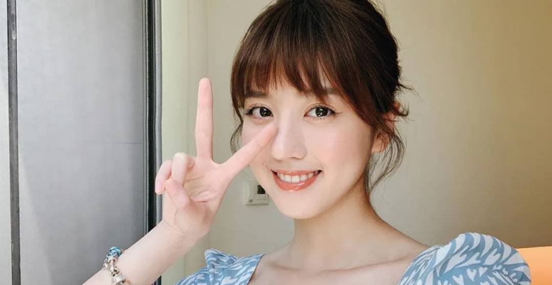 她被稱爲新加坡“蘋果女神”，畢業于北京電影學院，出演過《九州・海上牧雲記》