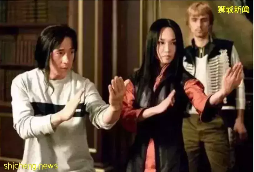 成龙和空姐搂肩照流出,还要电话、地址?女方回应!他两次为新加坡做好事而被骂