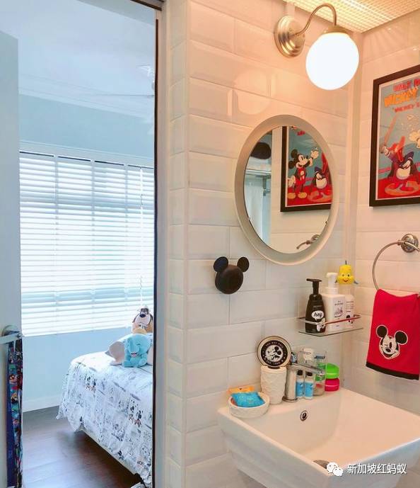 新加坡狂熱收藏家把組屋打造成迷你“迪士尼”，門裏門外兩個世界