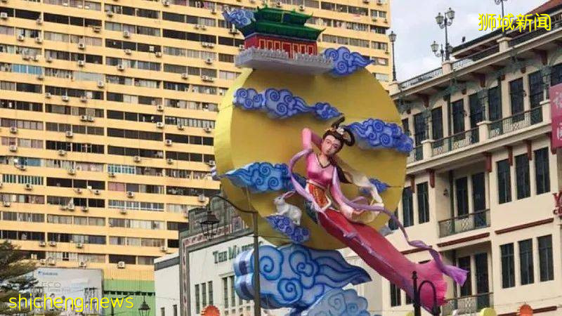 昨晚,新加坡牛车水中秋亮灯!“嫦娥好看得像整过容……”