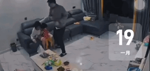 疯传!陕西男子家暴视频看怒网友,妻子一边被打一边安慰孩子