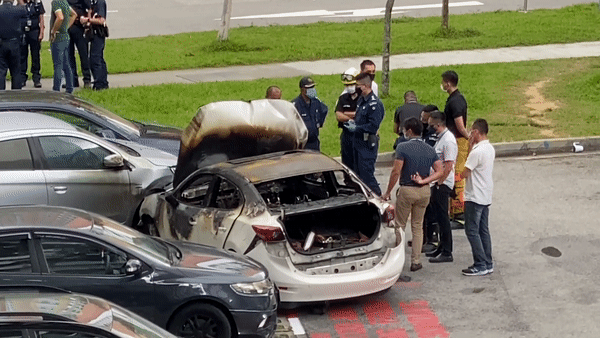 現場淒慘！新加坡白色車輛突然起火，1人死亡