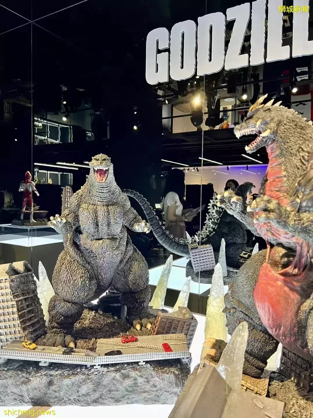 免费！蝙蝠侠、哥斯拉、变形金刚空降新加坡，娃看到两眼放光