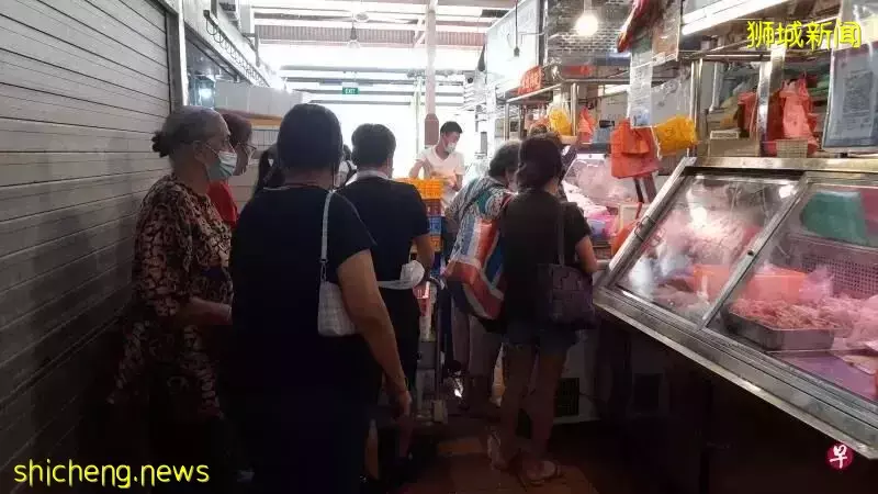 一次买八只！新加坡掀起抢鸡行动，猪肉鱼肉也涨价了